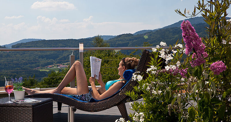 Wellnessbereich mit Terrasse und Aussicht in Bayern